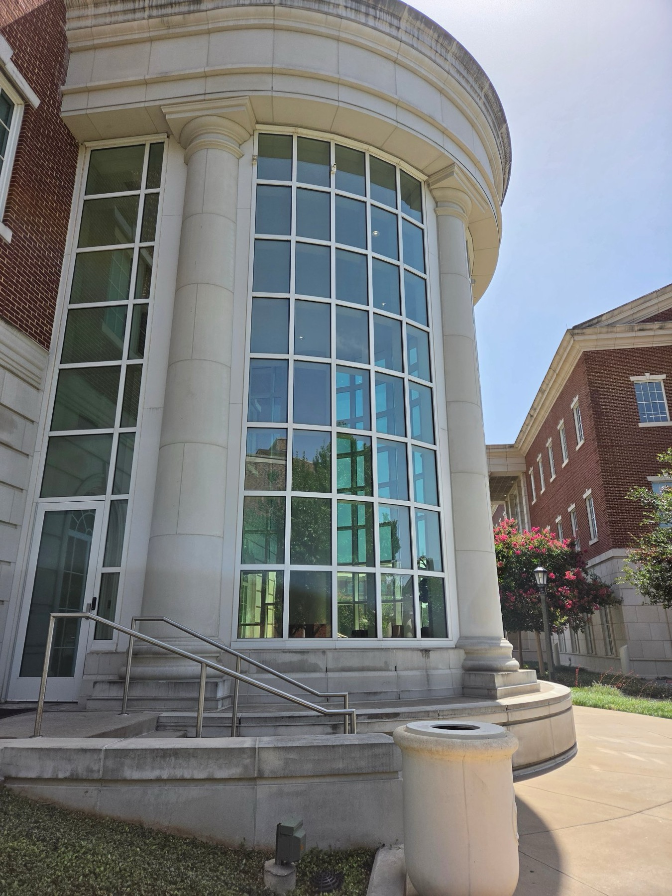 Commercial building with tall exterior glass in the Dallas area